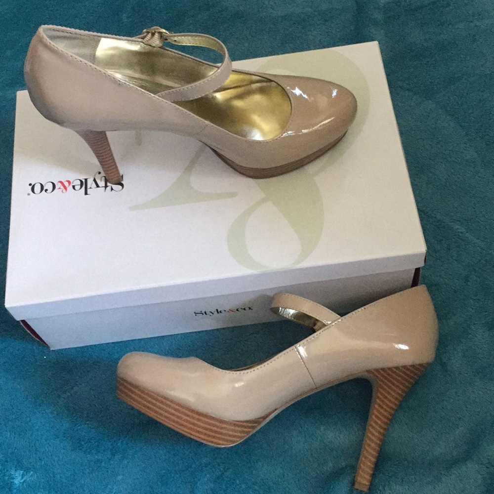 Nude Mary Jane heels